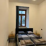 1 Bed Flat - Sleeps 2 - Pets - Smoking On Terrace Lägenhet
