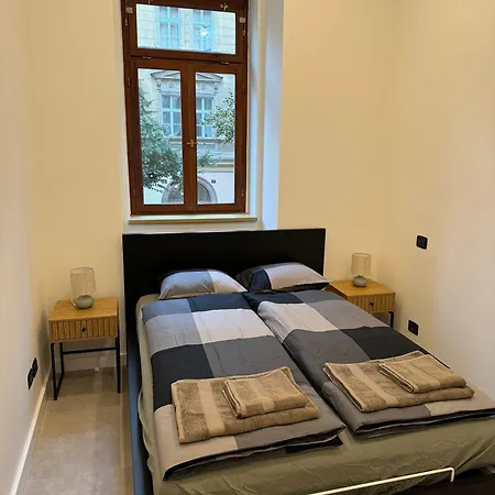 1 Bed Flat - Sleeps 2 - Pets - Smoking On Terrace * Prag