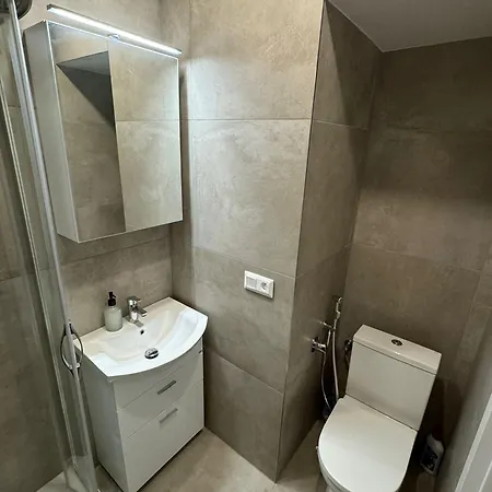 1 Bed Flat - Sleeps 2 - Pets - Smoking On Terrace * Praga