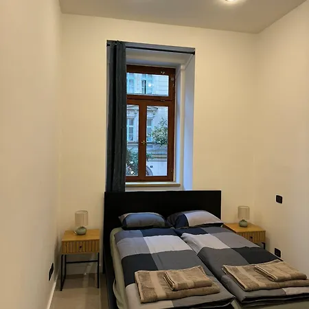 1 Bed Flat - Sleeps 2 - Pets - Smoking On Terrace