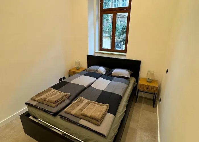 1 Bed Flat - Sleeps 2 - Pets - Smoking On Terrace
