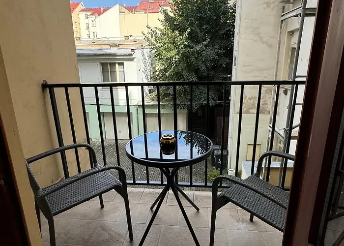 1 Bed Flat - Sleeps 2 - Pets - Smoking On Terrace