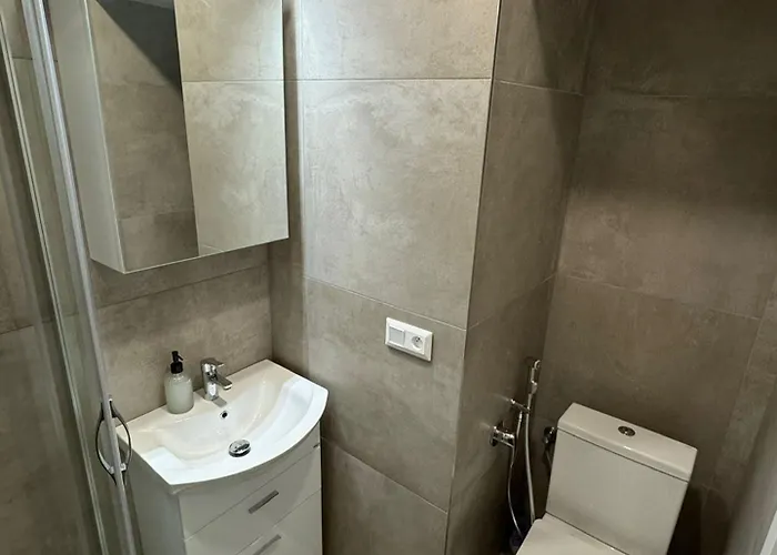 1 Bed Flat - Sleeps 2 - Pets - Smoking On Terrace * Praha