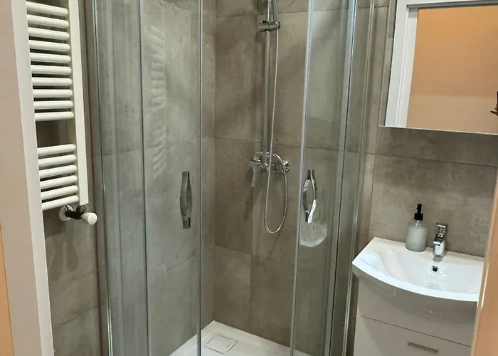 1 Bed Flat - Sleeps 2 - Pets - Smoking On Terrace * Praha