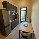 1 Bed Flat - Sleeps 2 - Pets - Smoking On Terrace Apartment