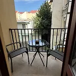 1 Bed Flat - Sleeps 2 - Pets - Smoking On Terrace