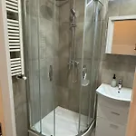 1 Bed Flat - Sleeps 2 - Pets - Smoking On Terrace * Prague