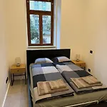 1 Bed Flat - Sleeps 2 - Pets - Smoking On Terrace * Prague